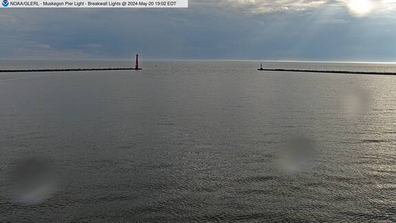 [Live Webcam Image from Muskegon Pier Light, MI Met Station Camera 3]