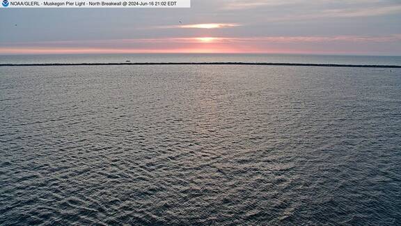 [Live Webcam Image from Muskegon Pier Light, MI Met Station Camera 1]