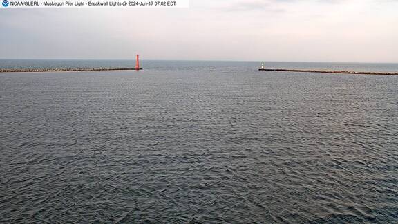 [Live Webcam Image from Muskegon Pier Light, MI Met Station Camera 3]